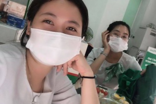 Trải lòng của những cô gái ngân hàng "mở đường" vào vùng dịch