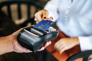 NAPAS: Nhiều ngân hàng vẫn chưa hoàn thành việc chuyển đổi thẻ từ sang thẻ chip