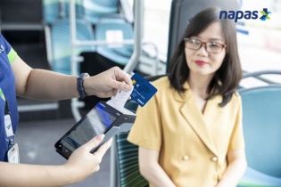 Đi xe buýt điện Vinbus có thể thanh toán bằng thẻ không tiếp xúc