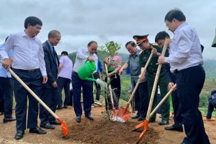 Chủ tịch nước Nguyễn Xuân Phúc trồng vườn cây mắc ca ở Điện Biên