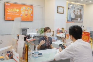 Chỉ 2 phút chạm - nhận ngay hạn mức thấu chi và thẻ tín dụng lên tới 500 triệu đồng