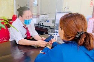 Nhân viên Agribank giúp khách hàng  thoát bẫy lừa chuyển tiền