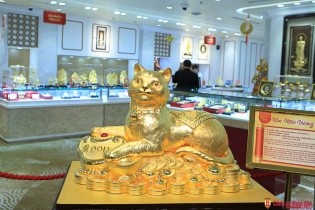 Tượng mèo vàng gần 1.300 lượng của DOJI  hút khách tham quan