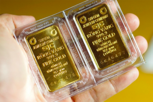 Giá vàng thế giới chưa thoát chiều hướng giảm, cao hơn trong nước gần 15 triệu đồng/lượng
