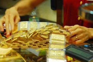 Vàng mất thêm 200.000 đồng/lượng, NHNN dừng hút ròng tiền về