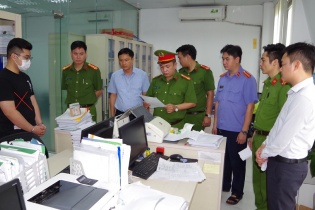 Một nhân viên ngân hàng bị khởi tố vì cưỡng đoạt tài sản và cho vay lãi nặng
