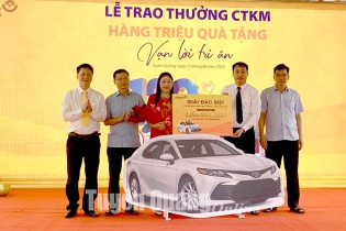Một khách hàng LPBank Tuyên Quang trúng xe ô tô Toyota Camry