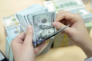 VND mất giá 3,5%, tồn ngân ngân sách cao khiến việc giảm lãi suất khó