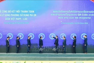 Khách hàng của 7 ngân hàng có thể quét mã QR để thanh toán khi mua sắm tại Lào