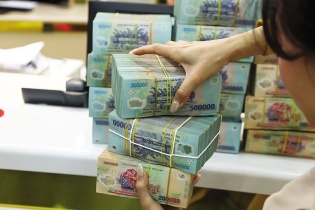 Lãi suất biến động mạnh sau chỉ đạo "nóng"; Sắp có gói ưu đãi vay mua nhà cho người trẻ