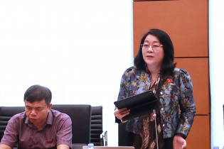 Ưu đãi thu nhập cho giáo viên, miễn phí sách giáo khoa: Băn khoăn nguồn lực 