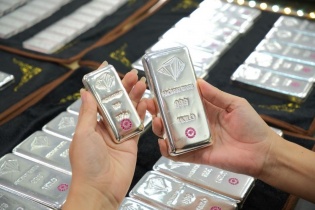 Vàng lao dốc từng giờ, bạc giảm hơn 40 triệu đồng/kg trong vài ngày, nhiều người rao bán