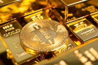 Hàng tỷ USD tháo chạy khỏi các quỹ Bitcoin, dòng tiền đổ vào ETF vàng cao kỷ lục