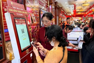 Vàng trước ngày vía Thần Tài: Tăng ngược chiều thế giới, nhà vàng ra mắt máy bán vàng tự động