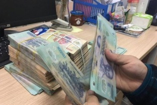 Khử khuẩn tiền thu về để tránh lây lan Covid-19