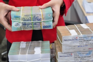 Ngân hàng giảm mạnh lãi suất sau động thái của Ngân hàng Nhà nước