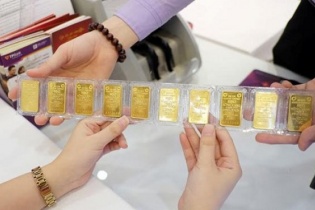 Vàng nhanh chóng mất mốc 62 triệu đồng/lượng