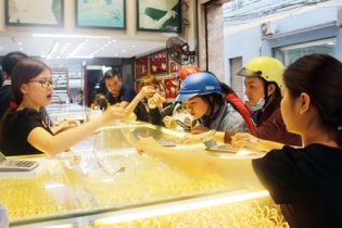 Vàng thế giới tăng trở lại, vàng trong nước vẫn "bị làm giá"