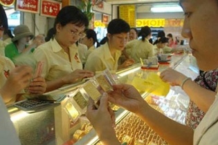 Vàng thế giới bật lên cuối tuần, giá vàng SJC sát mốc 57 triệu đồng/lượng