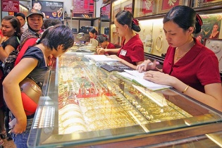 Vàng bật tăng mạnh trở lại 