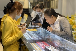 Vàng giảm nhẹ do USD hồi phục