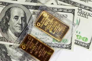 Vàng lấy lại đà tăng, USD trượt dốc