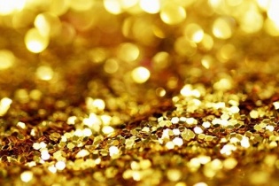 Vàng tăng mạnh phiên đầu tuần nhờ gói kích thích tài chính, USD hồi phục