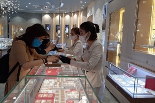 Vàng giảm sâu phiên cuối tuần, USD hồi phục 