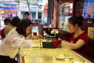 Vàng SJC cao hơn 8 triệu đồng/lượng so với giá quốc tế