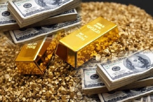 Vàng rời mốc 1.900 USD/ounce trước áp lực USD tăng 