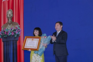 Phó chủ tịch thường trực TTC đón nhận Huân chương Lao động hạng Nhì