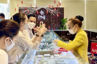 Vàng bật tăng mạnh khi Fed hé lộ sẽ làm chậm lộ trình tăng lãi suất USD