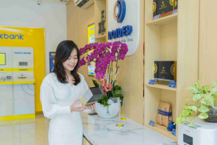 Khách hàng tận hưởng Tết với giao dịch ngân hàng 365+