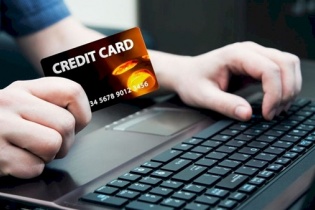 Cẩn trọng với ma trận phí, lãi vay thẻ tín dụng