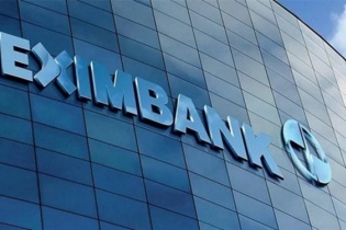 Eximbank thông tin việc thu hồi 8,8 tỷ đồng nợ thẻ tín dụng 