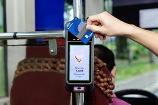 Khách đi xe buýt ở TP.HCM đã có thể "chạm" thanh toán tự động qua thẻ Napas
