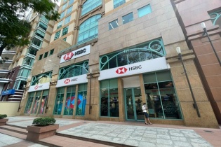 Hai ngân hàng ngoại báo lãi bán niên 2025 giảm