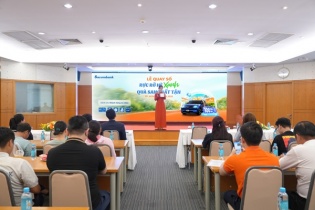 Sacombank quay số tìm ra khách hàng trúng 6 ô tô điện và hàng trăm giải thưởng giá trị