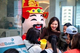 ABBank tạo khung cảnh hiếm thấy khi “mưa” vàng 24k bắt đầu