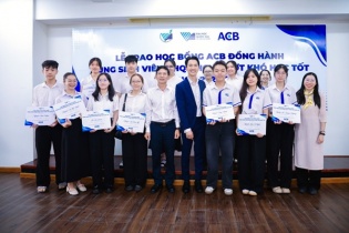 ACB trao 100 suất học bổng cho sinh viên khó khăn tại Đại học Quốc gia TP. HCM
