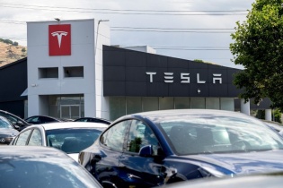 Tesla thông báo triệu hồi 1,8 triệu xe do lỗi nắp ca-pô
