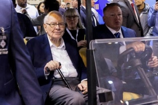 Warren Buffett bán tháo gần một nửa cổ phiếu Apple