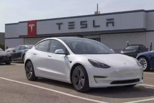 Tesla giữ ngôi vương xe điện, BYD tăng tốc bám sát