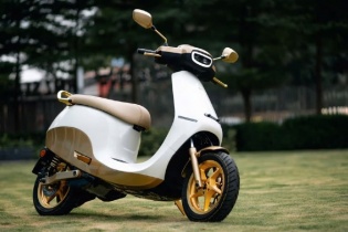 Chiếc xe tay ga dát vàng 24K độc nhất, có tiền cũng không mua được