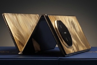 Huawei Mate XT Ultimate: Điện thoại gập ba bằng vàng 18K, giá hơn 2,5 tỷ đồng