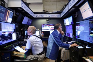 Goldman Sachs và BlackRock bi quan hơn với chứng khoán