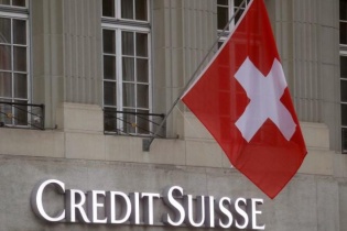 Khách hàng ồ ạt rút tiền, Credit Suisse chìm sâu vào khủng hoảng