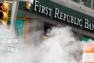 Dù giới chức Mỹ “cứu” SVB, loạt cổ phiếu ngân hàng vẫn giảm sốc, có mã giảm 70%