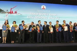 Chủ tịch UBND tỉnh Bình Thuận trao quyết định chủ trương đầu tư cho dự án Thanh Long Bay