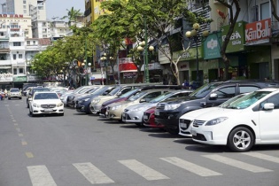 TP.HCM: Tăng gần gấp đôi phí đăng ký ô tô mới dưới 9 chỗ